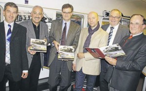 Freunde der Eisenbahn (von links): Ulrich Gimbal, Bernd Heinrich, Fritz Pustet, Grafiker Martin Rosner, Hans Niederhofer und Manfred Gehmeyr. (Foto: Ralf Strasser)