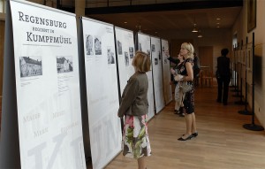 Displays aufgebaut - Ausstellungseröffnung am 13.09.2009, Pfarrheim St. Wolfgang, Regensburg