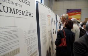 Displays aufgebaut - Ausstellungseröffnung am 13.09.2009, Pfarrheim St. Wolfgang, Regensburg